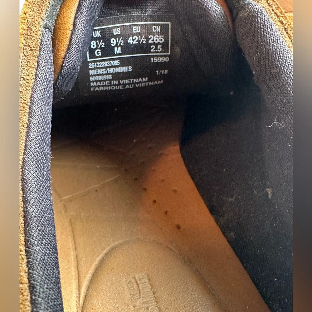 Clark’s Brown Leather Men's Shoes with laces. Minimal wear. Size 9.5
